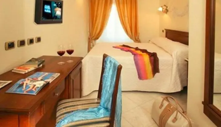 Tek Büyük veya İki Ayrı Yataklı Oda (No elevator)