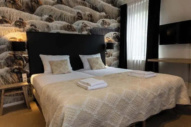 Tek Büyük Yataklı Oda, Ek Bina