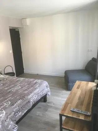 Üç Kişilik Oda, Sigara İçilmez