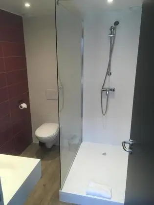 Üç Kişilik Oda, Sigara İçilmez