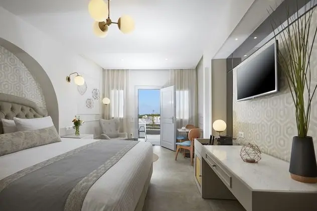 Superior Oda, Balkon, Havuz Manzaralı