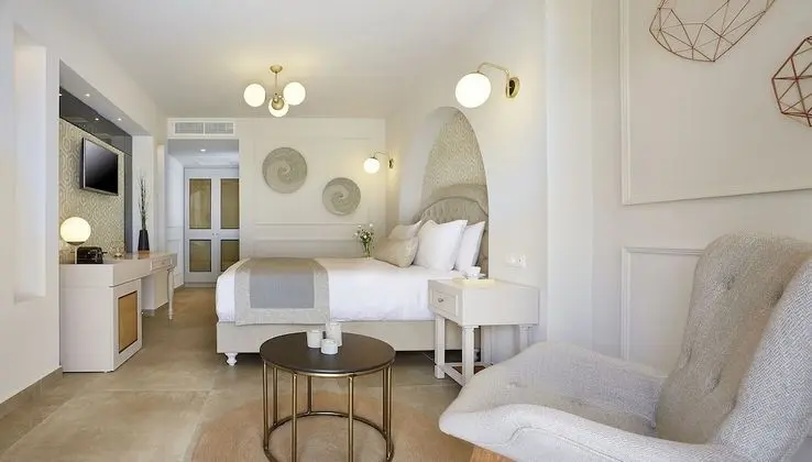 Superior Oda, Balkon, Havuz Manzaralı