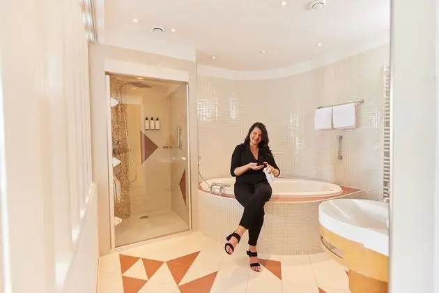 Junior Süit, Jakuzi