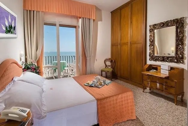 Basic Tek Büyük veya İki Ayrı Yataklı Oda, Kısmi Deniz Manzaralı