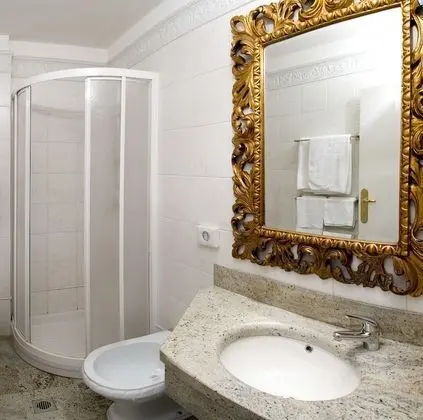 Basic Tek Büyük veya İki Ayrı Yataklı Oda, Kısmi Deniz Manzaralı
