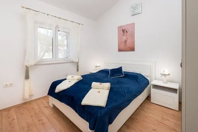 Villa (Luxury Villa)