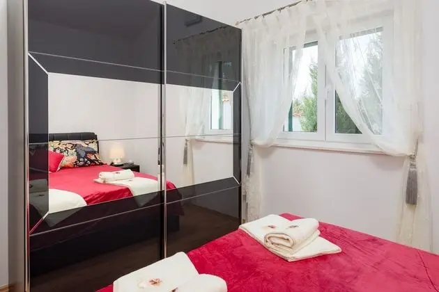 Villa (Luxury Villa)