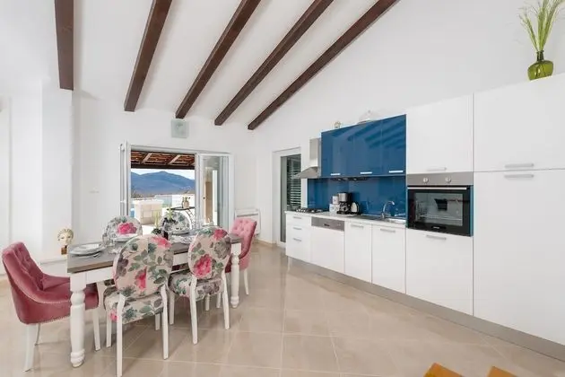 Villa (Luxury Villa)