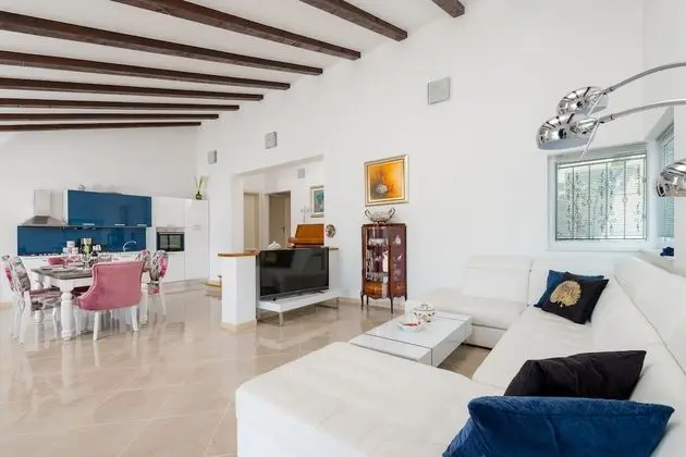 Villa (Luxury Villa)