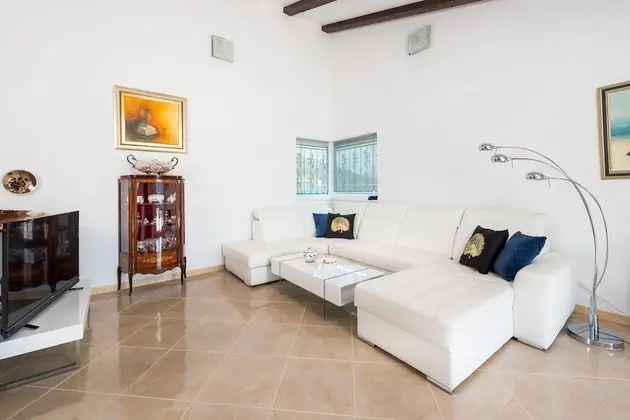 Villa (Luxury Villa)