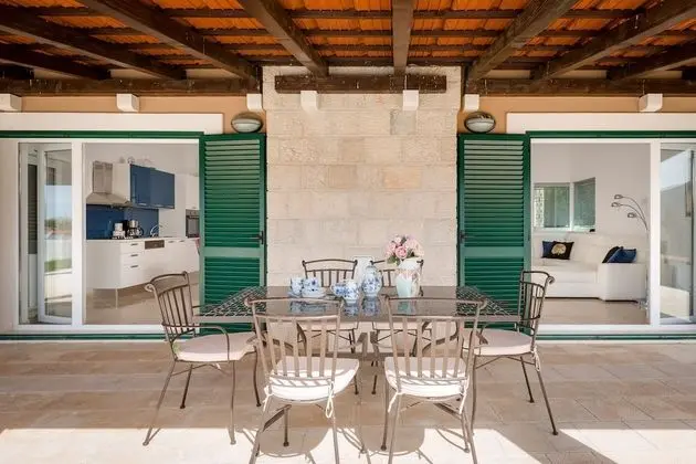 Villa (Luxury Villa)