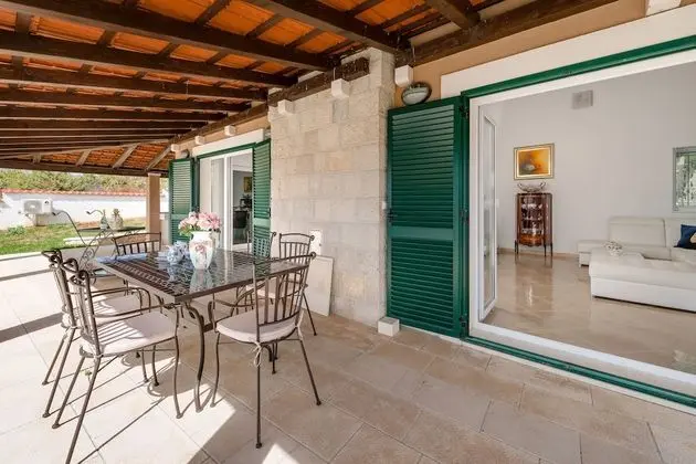 Villa (Luxury Villa)