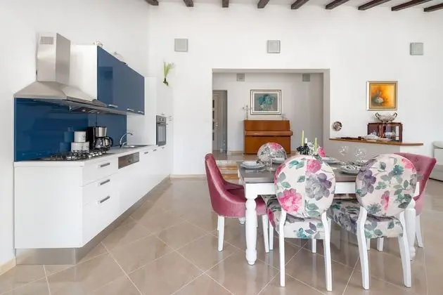 Villa (Luxury Villa)