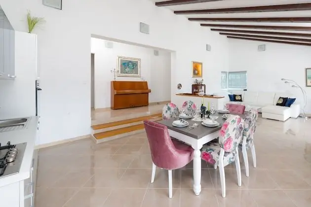 Villa (Luxury Villa)