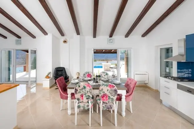 Villa (Luxury Villa)