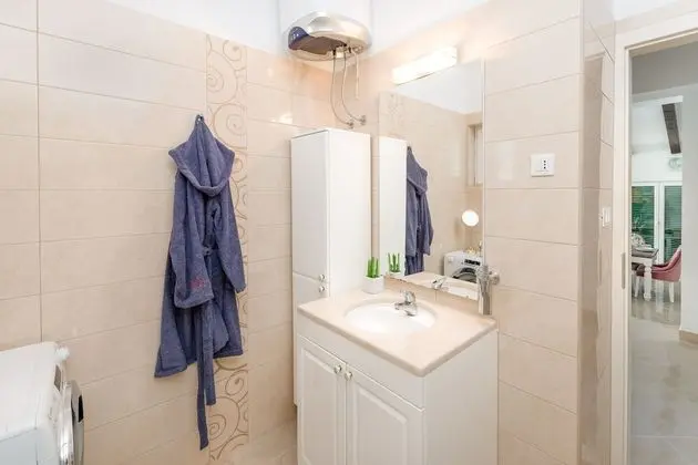 Villa (Luxury Villa)