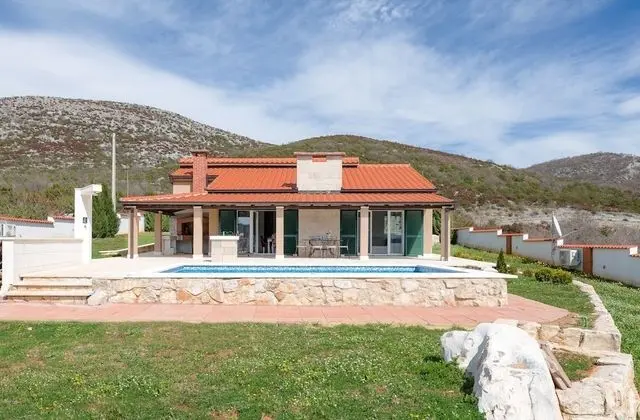 Villa (Luxury Villa)