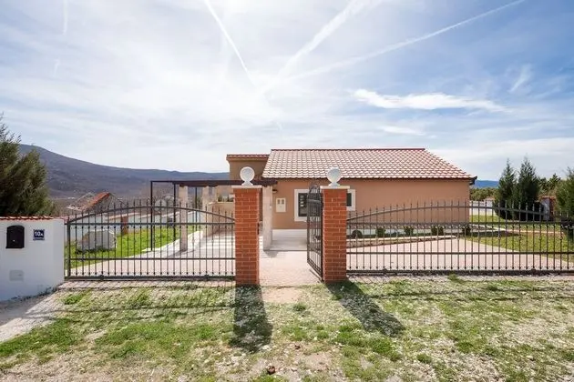 Villa (Luxury Villa)