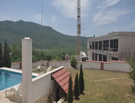 Villa (Luxury Villa)