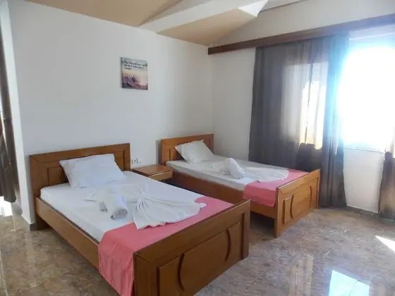 Dört Kişilik Oda, Deniz Manzaralı