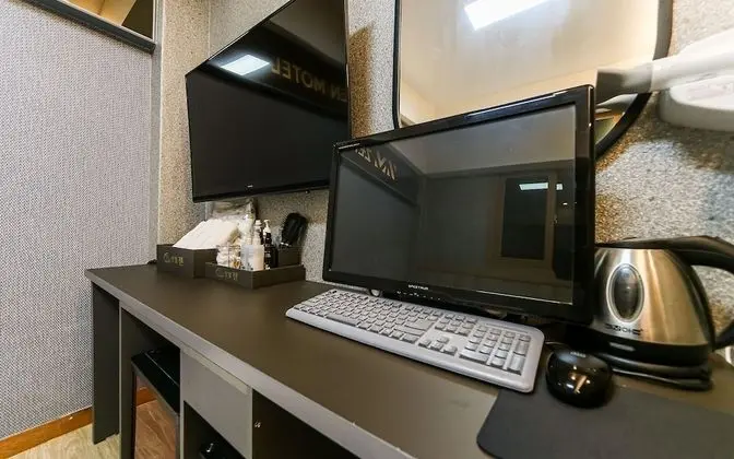 Oda (Ondol (Netflix viewing available))