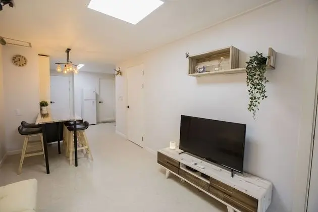 Ev (Dear House)