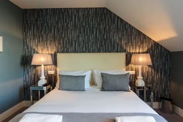 Tek Büyük veya İki Ayrı Yataklı Oda (Mansard)