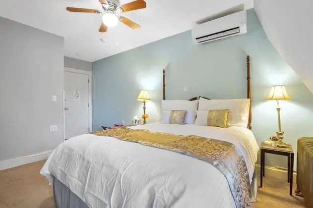 Room #16 - Vestibule - Full with Separate Private Bath