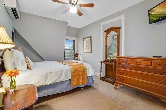 Room #16 - Vestibule - Full with Separate Private Bath