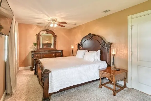 Ev (Debra Jean's River Retreat)