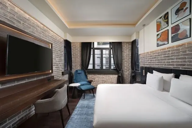 Banque Building Deluxe King Room, 1 King Bed, Non Smoking, City View