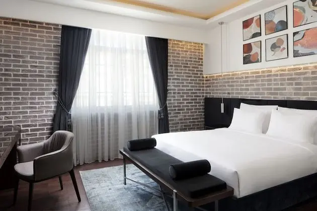 Banque Building Deluxe King Room, 1 King Bed, Non Smoking, City View