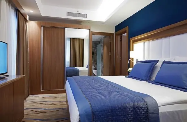 Corner Suite King Room City View