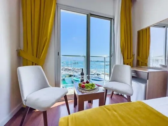 Standart Twin Oda,Deniz ve Şehir Manzaralı,İki Tek Kişilik Yataklı