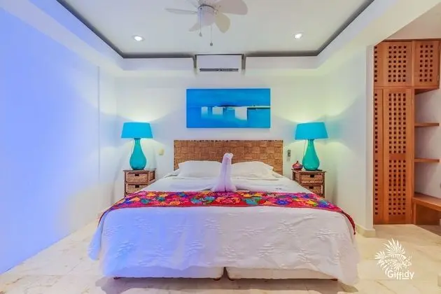 Deluxe One king bed y One sofa bed