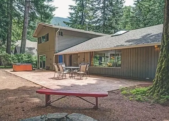 Ev, Birden Çok Yatak (Deer View Retreat)