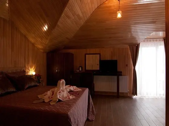 Çatı Katı Oda, Bahçe Manzaralı