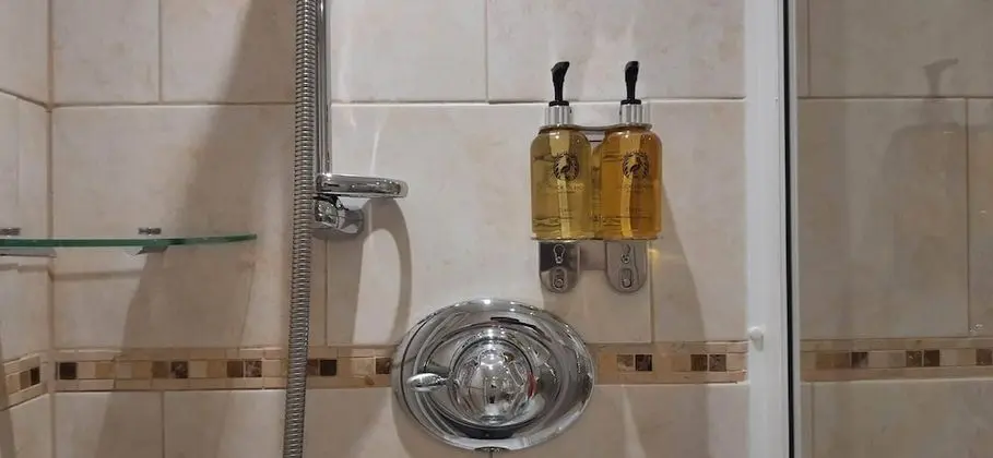 Tek Büyük veya İki Ayrı Yataklı Oda, Banyolu/Duşlu
