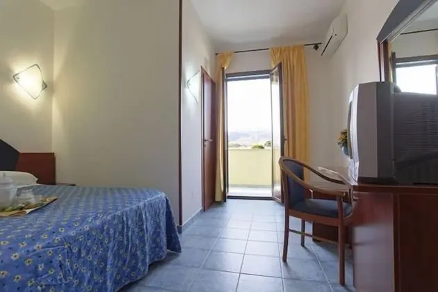 Basic Tek Büyük veya İki Ayrı Yataklı Oda