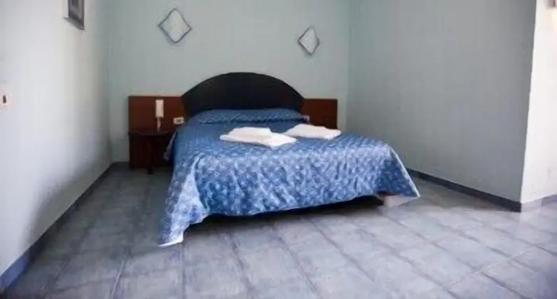 Basic Tek Büyük veya İki Ayrı Yataklı Oda