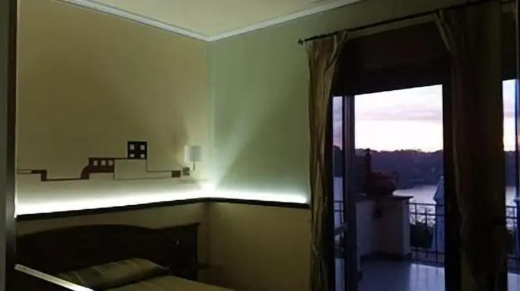 Üç Kişilik Oda, Balkon, Göl Manzaralı