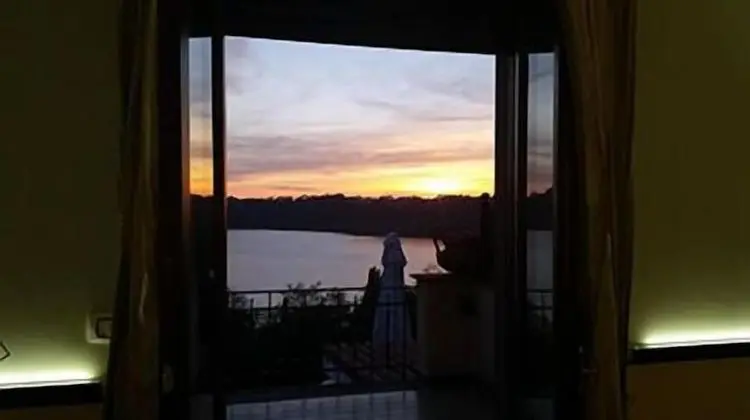 Üç Kişilik Oda, Balkon, Göl Manzaralı