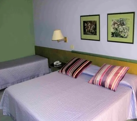 Standard Üç Kişilik Oda, Balkon, Bahçe Manzaralı