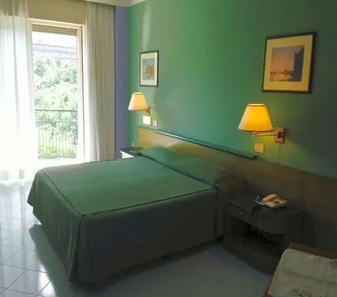 Standard Üç Kişilik Oda, Balkon, Bahçe Manzaralı