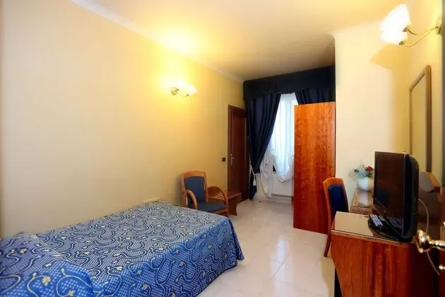 Büyük Yataklı Tek Kişilik Oda