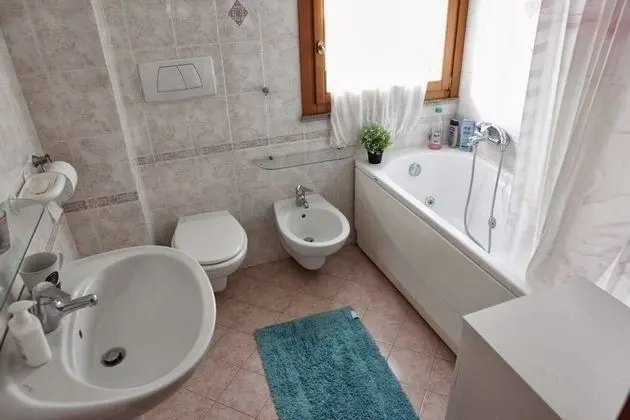Üç Kişilik Oda, Ortak Banyo