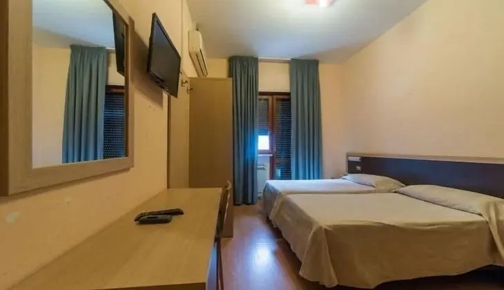 Büyük Yataklı Tek Kişilik Oda