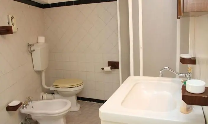 İki Ayrı Yataklı Oda, Ortak Banyo