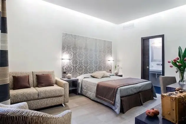 Üç Kişilik Oda, Ek Bina