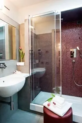 Üç Kişilik Oda, Ek Bina